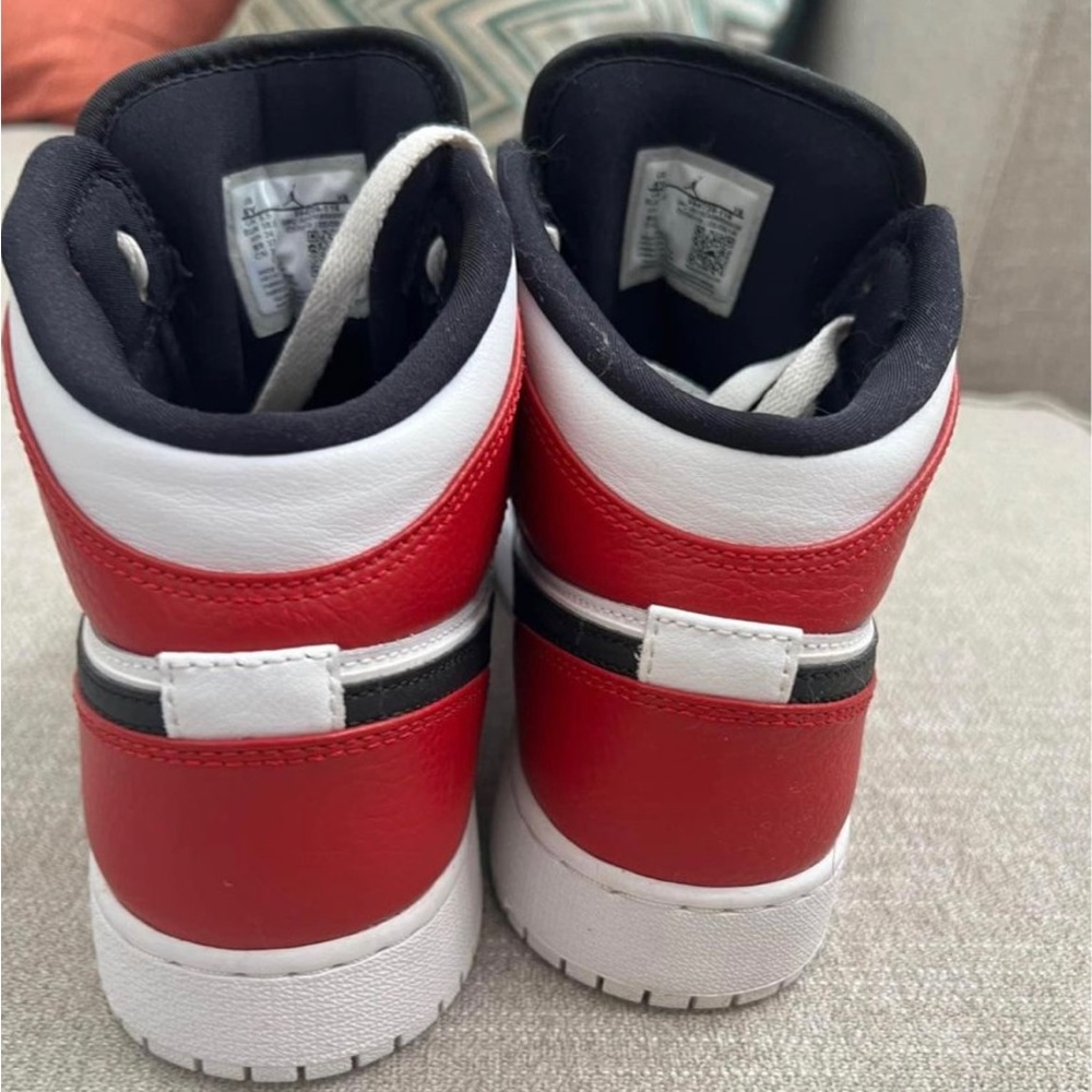 Jordan 1 Mid
White Black Gym Red